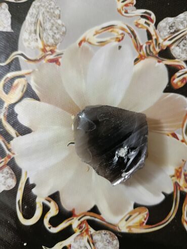 Dekorativ daşlar: Təbii obsidian daş parçaları Məhsulun təsviri: - Vulkanik mənşəli — 6