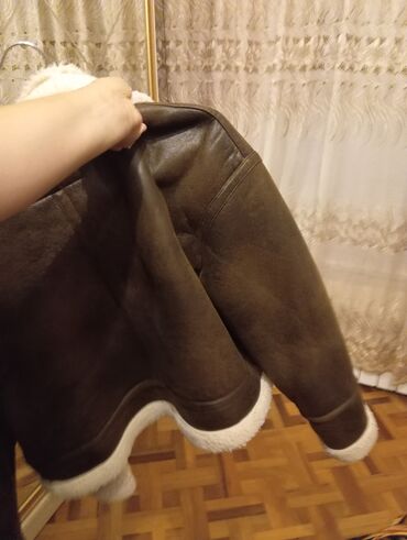 Kurtkalar: Qadın üst geyimləri paketi 1) Qara–ağ süni kürk gödəkçə - Arxa hissə — 6