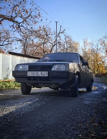 VAZ (LADA): VAZ 21099 sedan - Kuzov: 4 qapılı, düz xətli klassik sedan dizaynı - — 4