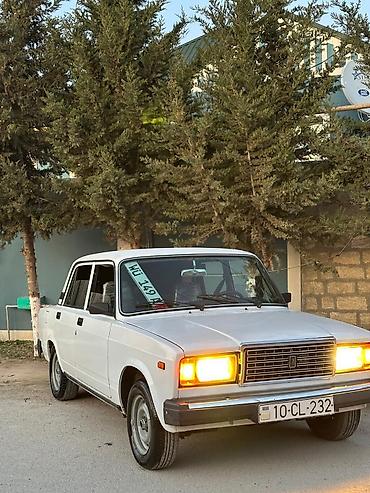 2107 faralar: Lada 2107, ağ rəng, sedan gövdə. - Nömrə: 10-CL-232 - Kuzov: 4 qapılı — 1