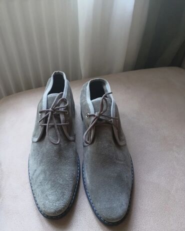 ugg čizme sive: Kozne muske cipele
Velicina 41,malo veci kalup
Nove,ne nosene