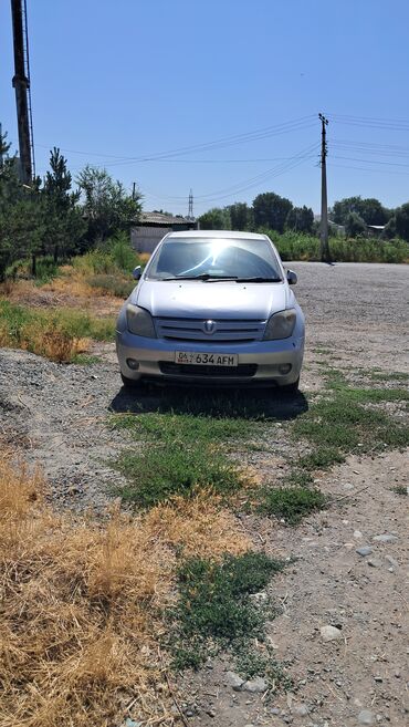 срочно продам авто в связи с переездом: Компактный городской хэтчбек серебристого цвета. Основные