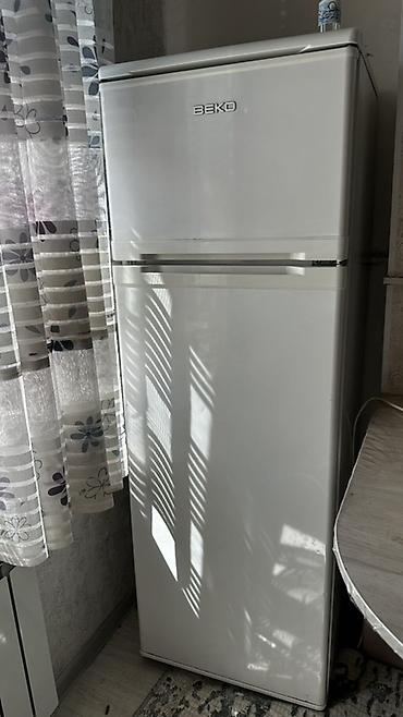 холодильник бутка: Холодильник BEKO, двухкамерный, классический белый цвет. Верхняя — 1