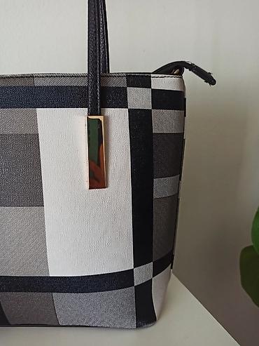 Torbe: Torba je licno moja Lepo ocuvana, nema duzi kais. Nikad nije ni imala — 9