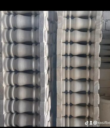 Pilləkən məhəccərləri: Ağ rəngli, müxtəlif formalı və ölçülü dəmir-beton sütunlar. Bu — 4