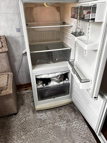 mini refrigerator: Холодильник Atlant, Б/у, Двухкамерный — 4