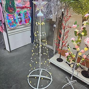 Novogodišnja LED jelka u obliku kupa visine 1,5 metara sa toplo belim