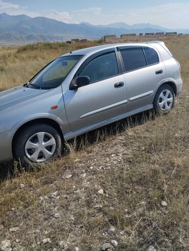 электромобиль neta: Автомобиль Nissan Almera серебристого цвета с кузовом седан. Оснащен