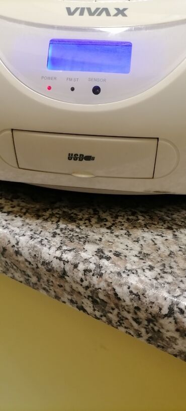 Pojačala i prijemnici: Radio veći VIVAX sa ispravnim CD i USB
Lep Radio
 Mirjevo — 5