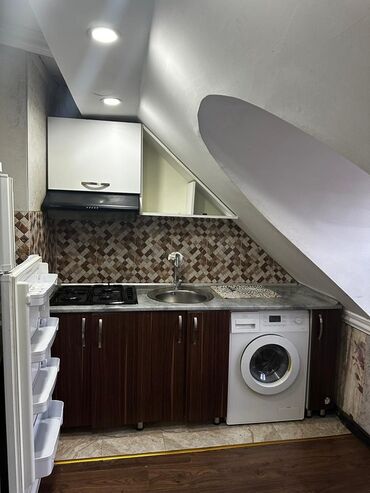 Uzunmüddətli kirayə mənzillər: Kirayə üçün tam mebellı 2 otaqlı mansard tipli mənzil. - Geniş qonaq — 9