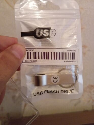 Kompüter və noutbuk aksesuarları: Flash kart 32 GB, USB, Yeni