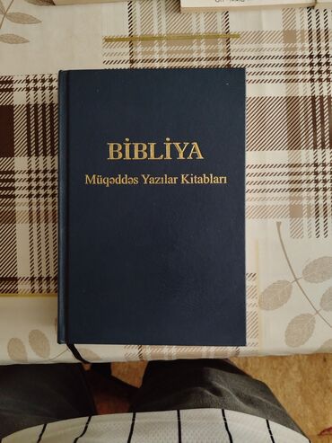 Tünd göy rəngdə, qızılı hərflərlə "BİBLİYA" və "Müqəddəs Yazılar