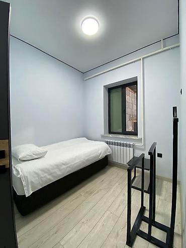 Продажа коттеджей и домов: 🏡 ҮЙ САТЫЛАТ 📍 Дареги: Манас шаары, Курманбек Аянты: 6 сотых Бөлмө — 11
