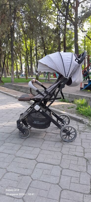 хорошие детские коляски: Коляска, цвет - Серебристый, Б/у