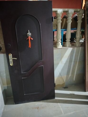 led isiqlar qiymeti: Dəmir giriş qapısı - Material: metal konstruksiya, möhkəm çərçivə -