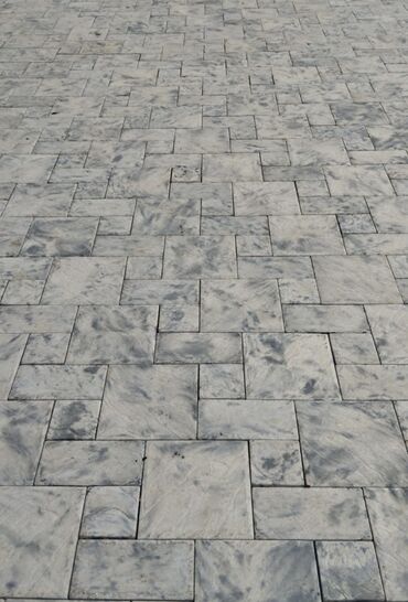 Kafel və metlax: Bej rəngli, düzbucaqlı formalı, təbii daş plitələr. İstənilən interyer — 37