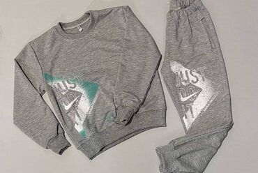 Ostala dečija odeća: Veličina 10 
dva kompleta 2750 din — 9