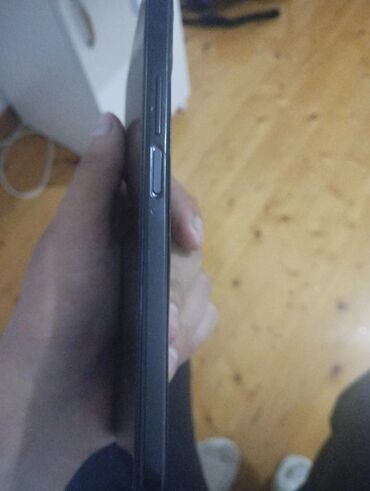 Digər mobil telefonlar: Smartfon – tam ekranlı, ön kamera üçün mərkəzdə deşikli displeyli — 4