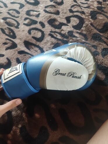 kink boks: Everlast boks əlcəkləri, idman məşqləri üçün idealdır. Mavi və ağ