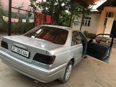 домкраты на авто: Toyota Carina E, седан, серебристый цвет. Кузов: - 4-дверный седан