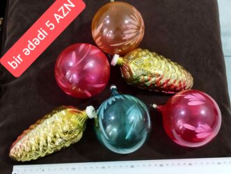 Digər işıqlandırma: CCCP dövrünə aid oyuncaqlar. 
Qiyməti üzərində yazılıb — 5