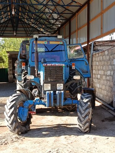 Traktorlar: Mavi rəngli MTZ tipli kənd təsərrüfatı traktoru. Texniki xüsusiyyət — 10