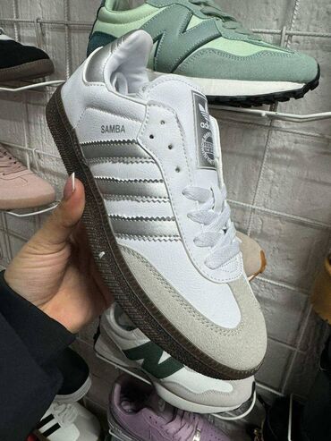 Patike: Adidas Samba patike

Novo
Brojevi 36 do 41

fb Moja Kupovina 1 — 7