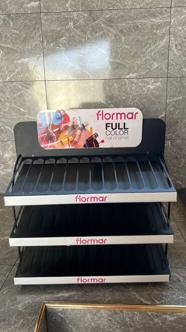 держатель для бутылки: Стенд для демонстрации косметики Flormar, выполненный в черном цвете с