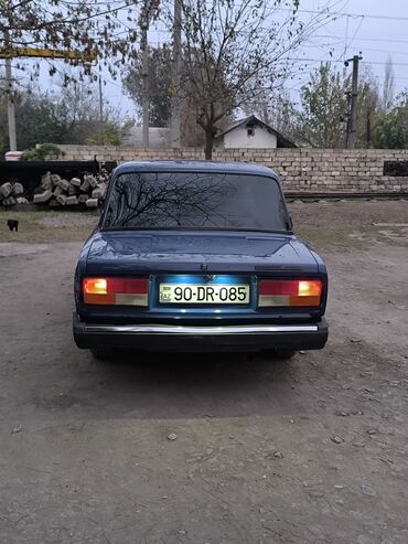VAZ (LADA): VAZ 2107, mavi rəngli sedan Xüsusiyyətlər: - Kuzov: sedan, klassik — 2