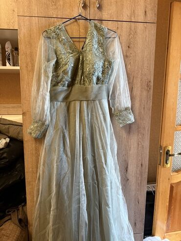 Ziyafət donları: Məhsul: 2 ədəd ziyafət/gecə geyimi 1) Yaşıl-qaranlıq tonlarda uzun — 14