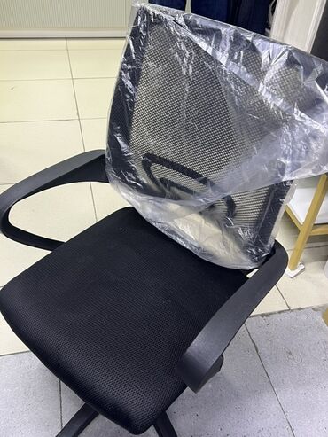 компьютерные стулы: Офисное кресло, Новый, С колесиками, цвет - Черный