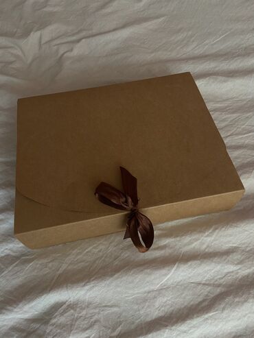 подарок на др: Подарочная коробка
Размер большой 30 см х 25 см
Новая с наполнителем