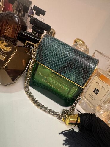 Ətriyyat: Brend ətirlərdən nümunə həcmlər satılır. Həcm və qiymətlər: - 10 ml — 9