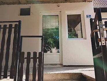 Stan na dan: Garsonjera - Prizemni ulaz kroz ograđenu terasu sa stepeništem i — 2