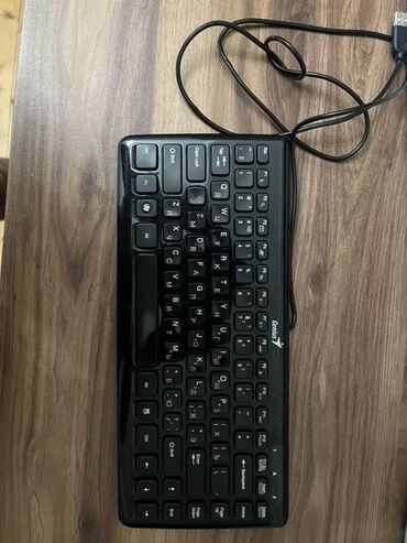 клавиатура для тв samsung: Bu, USB bağlantısı olan qara rəngli mini klaviaturadır. Yığcam dizaynı