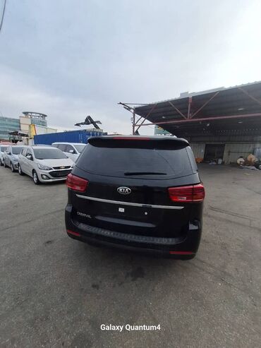 хочу продать машину срочно: Черный минивэн Kia Carnival. Просторный салон с серыми кожаными