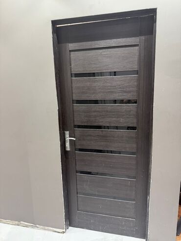 işlenmiş qaplar: 3 Eded otaq qapisi Olcu:205*90. Cizig falan yoxdu ag izler temirden