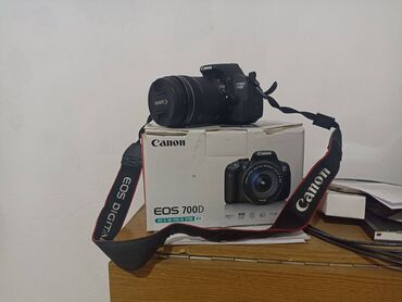 Фотоаппараты: Продаю зеркальный фотоаппарат Canon EOS 700D в идеальном состоянии