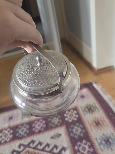 Şüşə qab – metal qapaqlı və tutacaqlı - Material: şəffaf qalın şüşə