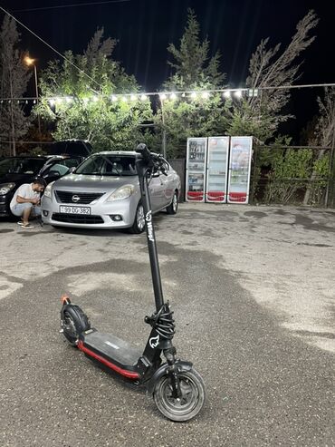 Land Rover: Salam 35 Max suret.50km mesafe tam şarjla.Abs sistem var arxa qabag
