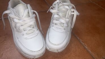 Dečija obuća: Nike Airmax 31 ug 19,5cm Bele,kozne Nike patike bez ostecenja. Cena