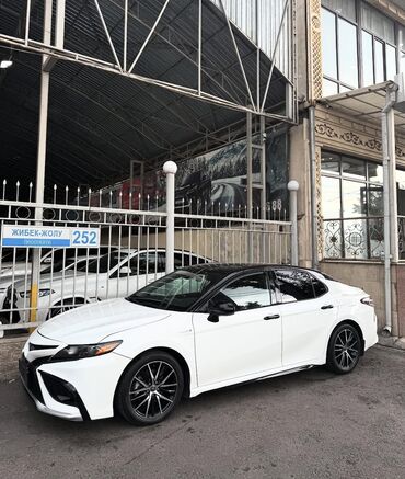 купить кожаные сиденья для авто бу: Toyota Camry: 2021 г., 2.5 л, Автоматтык, Гибрид, Седан