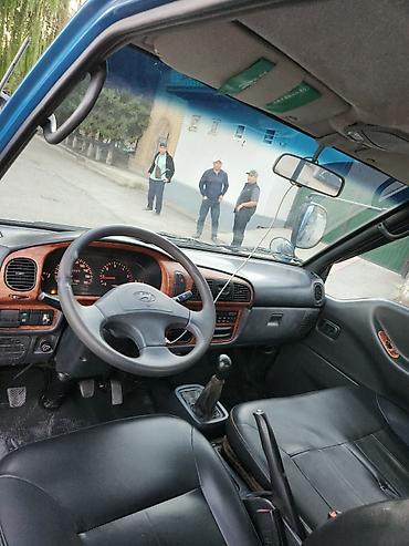 Транспорт: Hyundai Porter — компактный бортовой грузовик синего цвета — 6