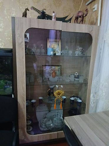 Bufetlər: Şüşə vitrini olan vitrin-dolap - Material: ağac teksturalı laminat — 1