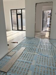 Напольные работы: Выравнивание пола, Монтаж напольных плинтусов, Укладка пола | Паркетная доска, Кварц-винил, Ламинат Больше 6 лет опыта — 22