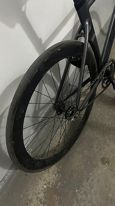 Городские велосипеды: Велосипед Fixed Gear в черном цвете с красными ободами — 9