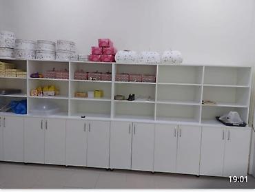 Ağ rəngli modul vitrin-dolab sistemi - Mağaza, ofis, kafe və