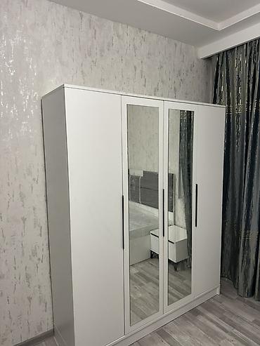 Ağ rəngli 4 qapılı qarderob - Ön hissədə 2 ədəd tam ölçülü güzgülü