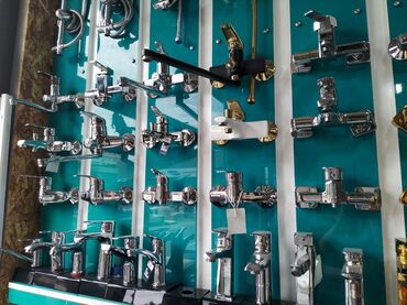 смеситель qiymeti: Divarda nümayiş olunan bu metal kranlar müxtəlif funksionallıq və