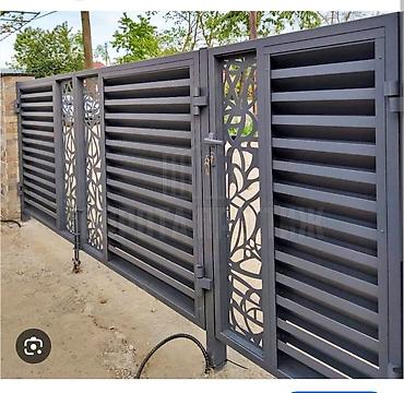 Распашные ворота: Металлические распашные ворота с калиткой (модульные панели) - — 9